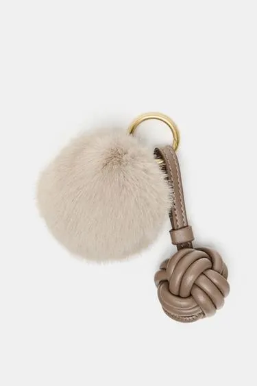 Пушистый брелок с узлом из искусственного меха