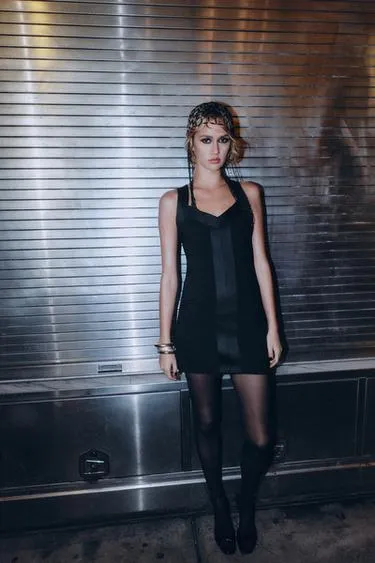 Приталенное мини-платье