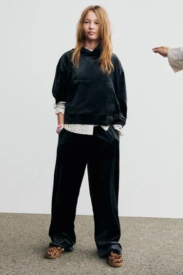 Костюм с капюшоном и широкими брюками из вельвета