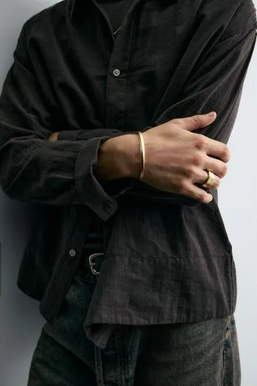 Кольцо с геометрическим узором на камне