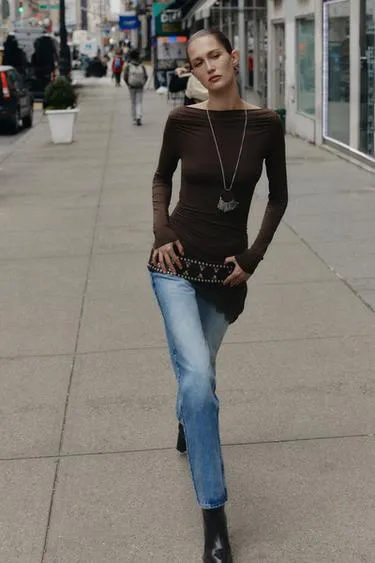 Футболка с асимметричным кружевным подолом