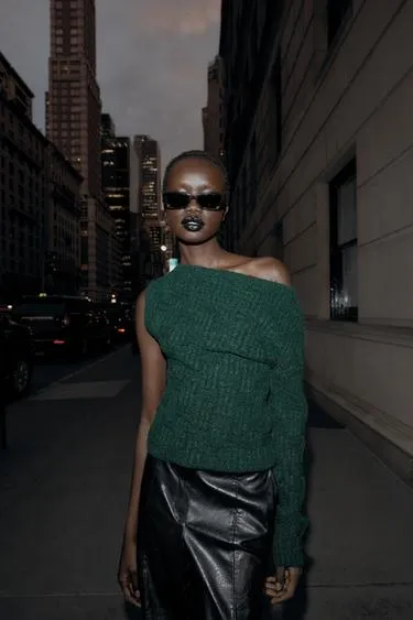 Асимметричный свитер с рельефным узором- Заказать в России