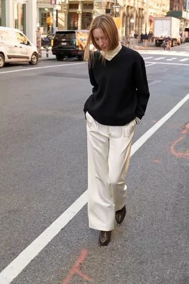 Однотонный трикотажный свитер с V-образным вырезом