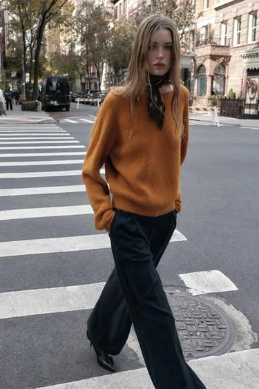 Трикотажный свитер с завязкой на спине