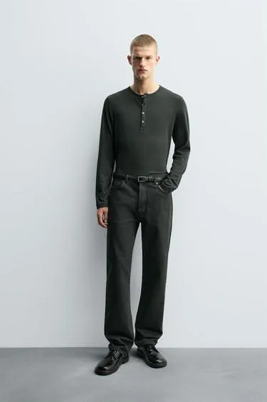 Футболка RELAXED FIT с воротником на пуговицах- Заказать в России