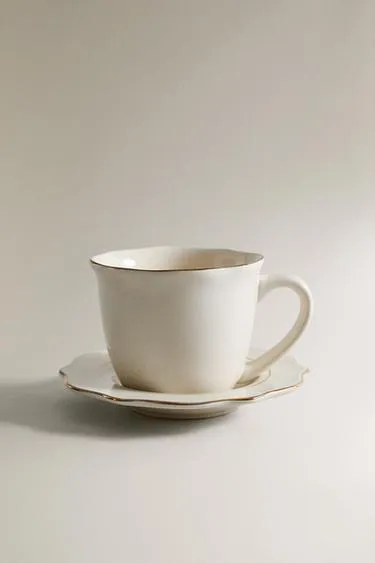 Фарфоровая чашка и блюдце с деталями на краю- Заказать в России