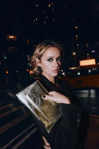 Сумка с рельефным узором и клапаном