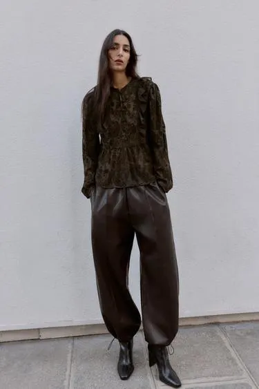 Блуза с воланами и выжженным рисунком