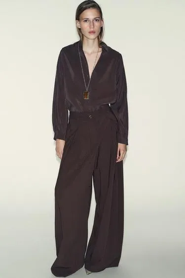 Брюки с широкими штанинами и тонким ремнем