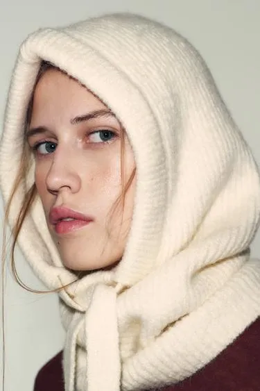 Вязаный капюшон в рубчик