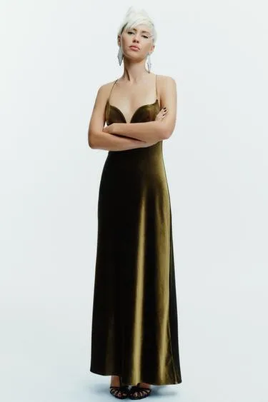 Бархатное платье на бретелях