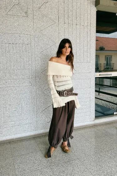 Джемпер с открытыми плечами и ажурной вязкой- Заказать в России