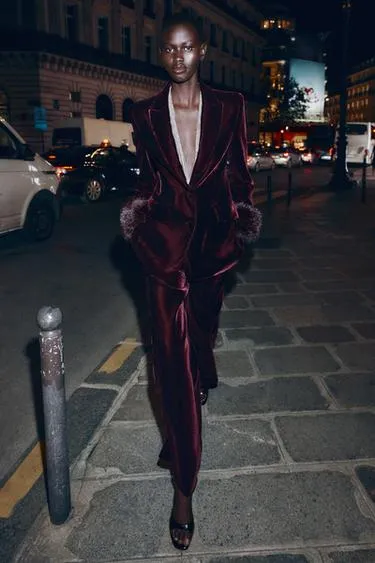 Блейзер из бархата с манжетами из искусственного меха