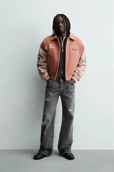 Утепленный бомбер с нашивками