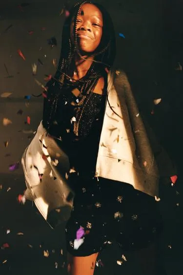 Бархатные шорты-бермуды с бусинами