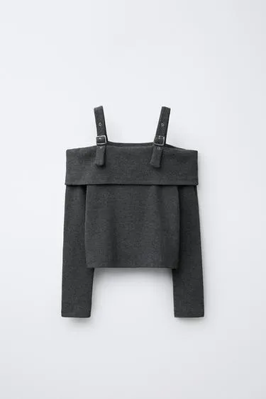 Футболка в рубчик с пряжками