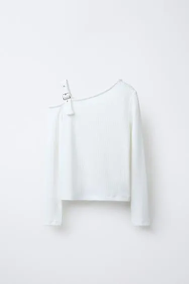 Футболка в рубчик с пряжками