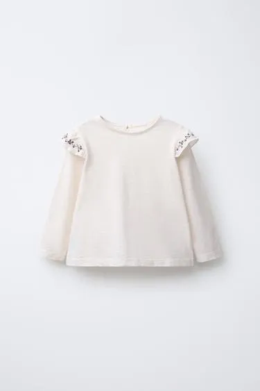 Футболка с воланами и цветочной вышивкой