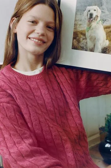 Свитер с узором «косы»