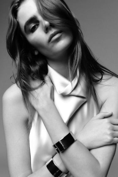 Zara Набор из двух жестких металлических браслетов купить с доставкой.