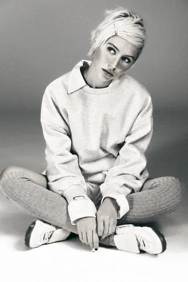 Кроссовки с деталью на язычке- Заказать в России