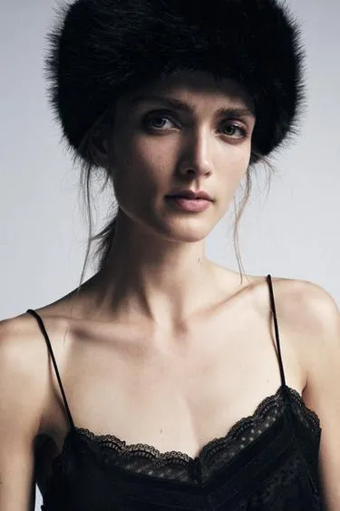 Шапка бини из трикотажа с имитацией меха