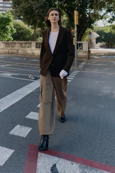 Блейзер с подплечниками, пуговица и разрез сзади- Заказать в России