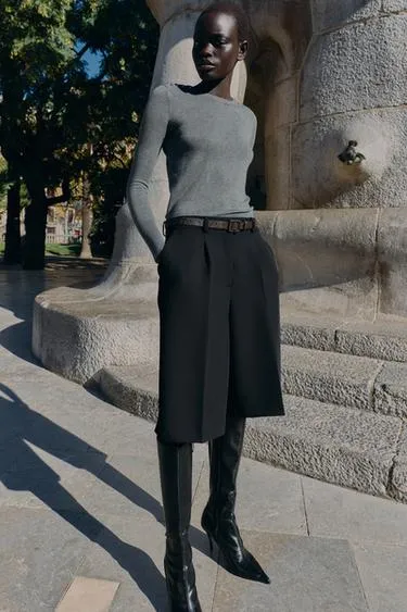 Трикотажный свитер с золотыми пуговицами