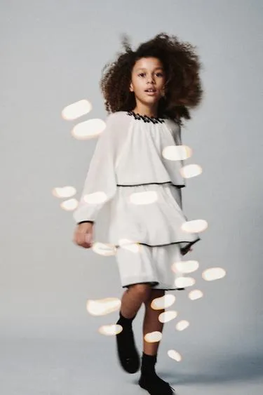 Легкое платье с цветочным украшением- Заказать в России