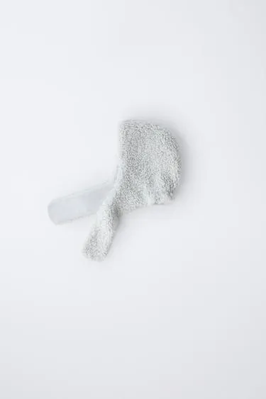 Шапка из искусственного меха с деталью на шее- Заказать в России