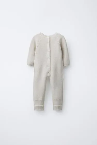 Вязаный комбинезон с вышивкой цветов