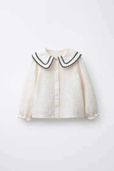 Рубашка из рельефной ткани с контрастным волнистым воротником