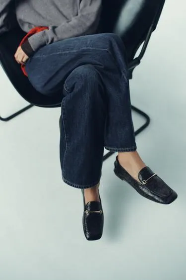 Лоферы с рельефным узором и пряжкой- Заказать в России