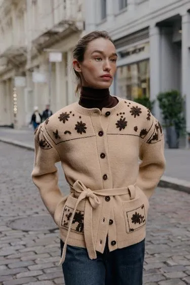 Куртка из шерсти с вышивкой в виде цветов и поясом