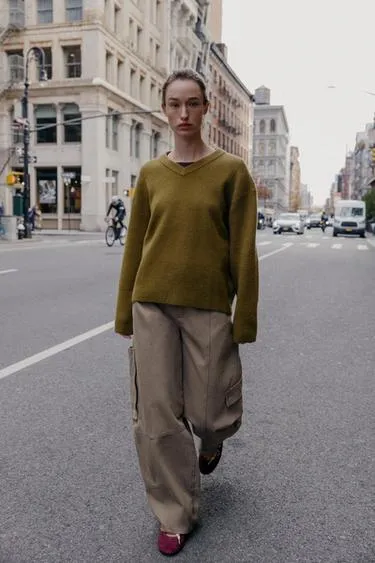 Однотонный свитер с V-образным вырезом- Заказать в России