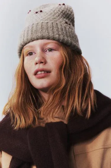 Шапка бини с вышивкой вишен