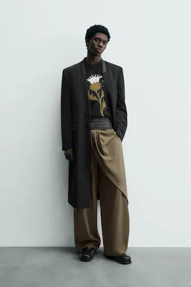 Приталенное пальто с полосатым жаккардом - лимитированная коллекция- Заказать в России