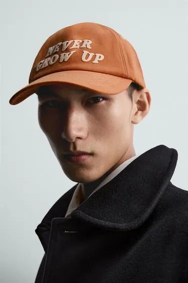 Кепка с надписью «питер пэн» HARRY LAMBERT FOR ZARA X DISNEY- Заказать в России