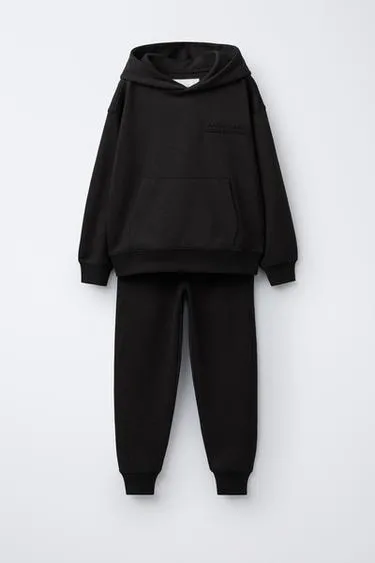 Костюм с капюшоном и брюками с принтом на резинке