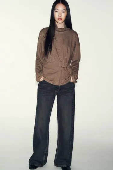 Мягкий топ с металлической деталью