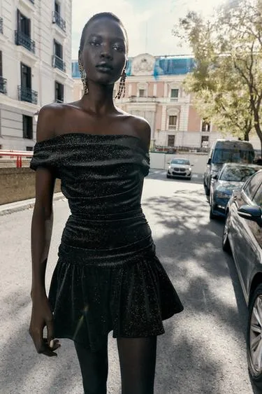 Бархатное мини-платье с блёстками