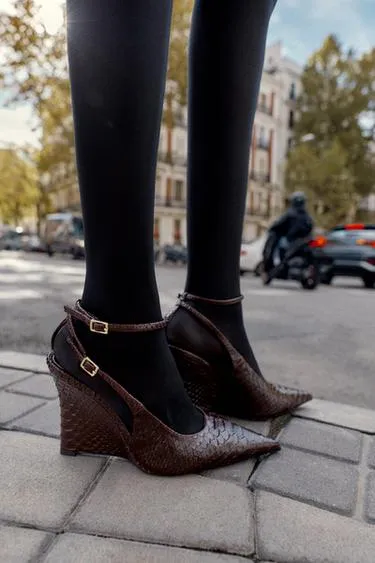 Туфли-слингбэки на танкетке с рельефным узором