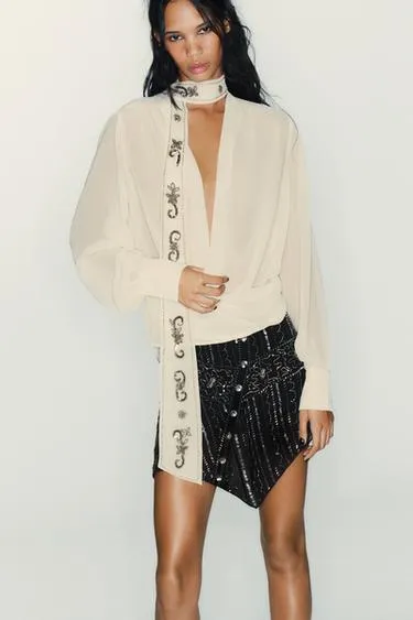 Рубашка из жоржета с фуляром и бусинами