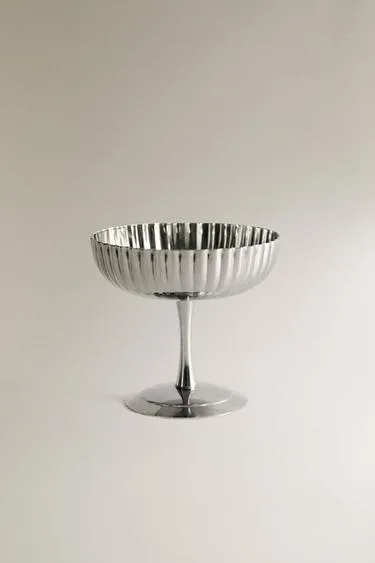 Металлический бокал для вина с волнистыми деталями- Заказать в России