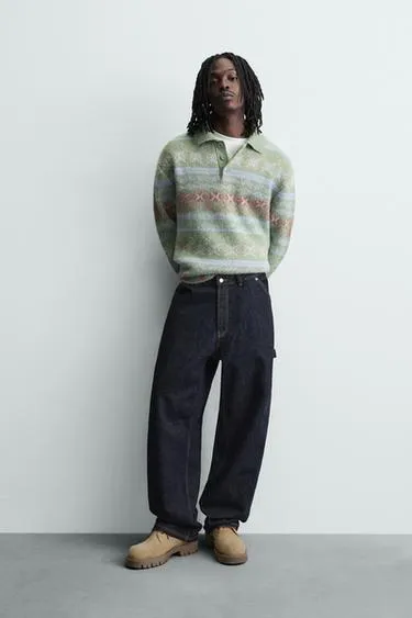 Поло из жаккардового трикотажа с геометрическим узором и текстурой