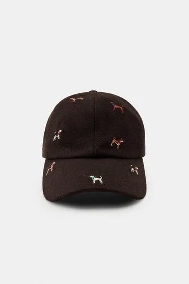 Кепка с вышивкой в виде собак