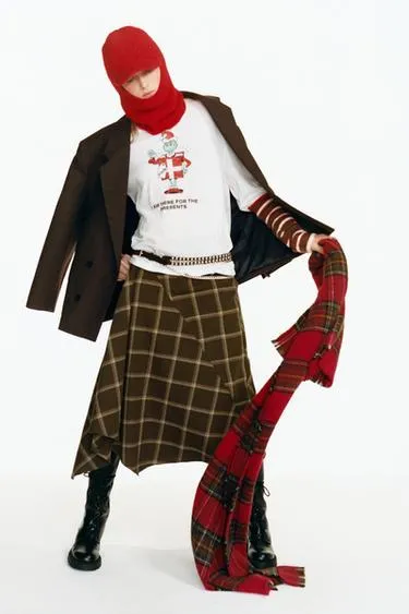 Однотонный капюшон с козырьком