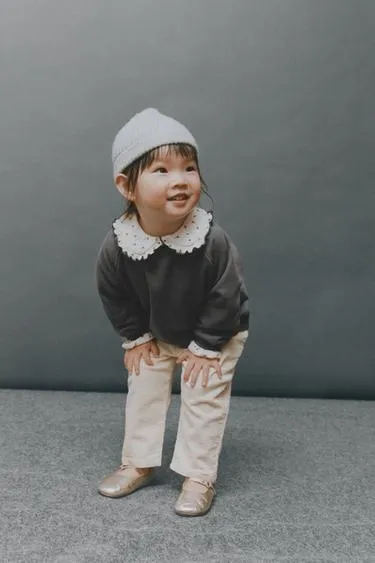 Футболка с отложным воротником и цветочным принтом- Заказать в России