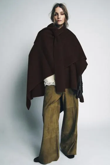 Трикотажная накидка с шарфом и контрастной нитью