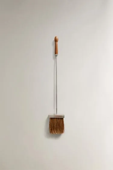 Металлическая щётка для камина